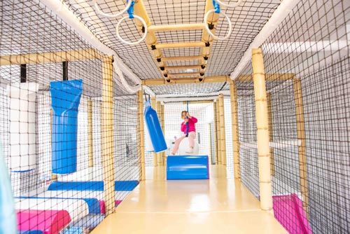 Escalera de braquiación y anillas del parque de bolas en Yuncos, zona de juego activo para desarrollar fuerza y coordinación infantil