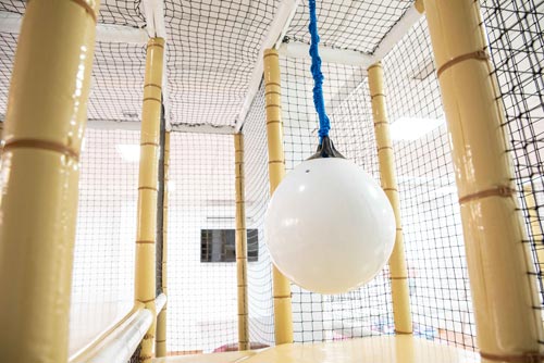 Zona de bola náutica del parque de bolas en Yuncos, espacio seguro donde los niños desarrollan equilibrio y coordinación mientras juegan