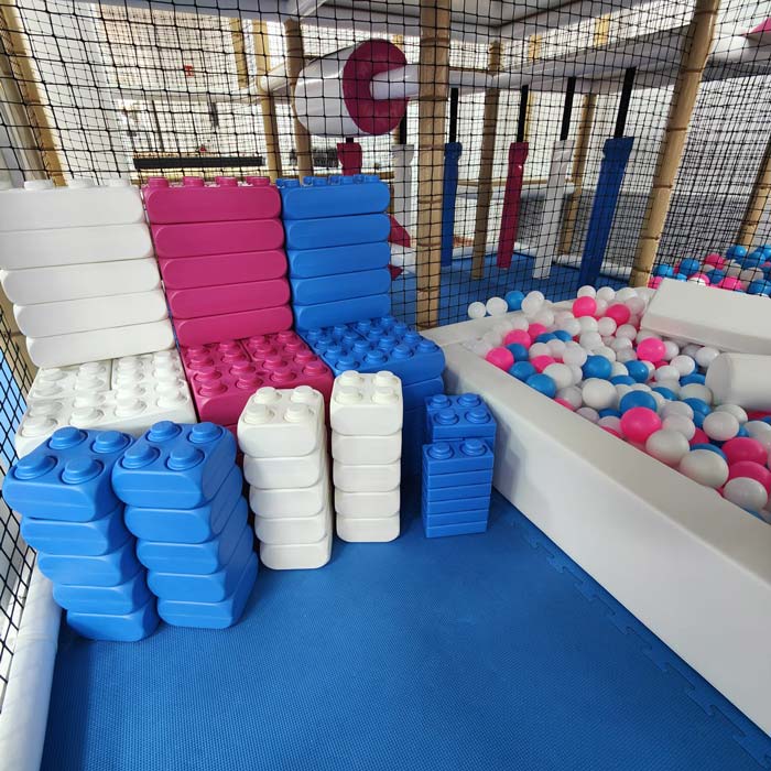 Piezas creativas tipo lego en parque de bolas en Yuncos