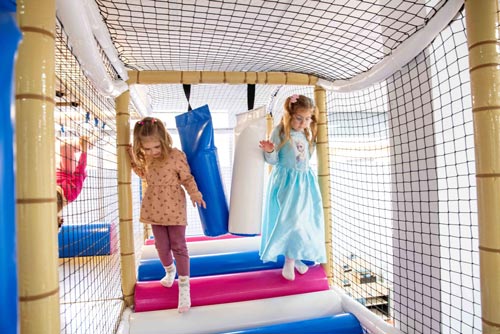 Puente de equilibrio y obstáculos del parque de bolas en Yuncos, juego infantil que fomenta el equilibrio, la confianza y el movimiento